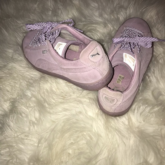 💜 Suede Lavender Pumas 💜 - Picture 4 of 7